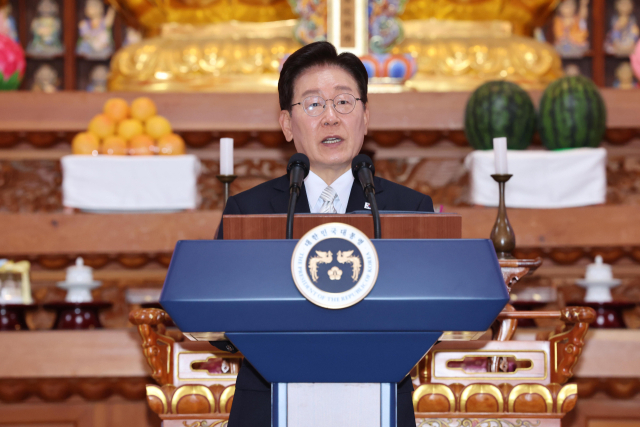 이재명 대통령이 24일 경기 양주시 한 사찰에서 열린 불기 2570년 부처님오신날 봉축법요식에서 축사를 하고 있다. 연합뉴스