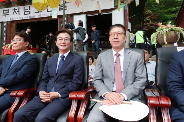 더불어민주당 전재수 부산시장 후보와 국민의힘 박형준 부산시장 후보가 부처님오신날인 24일 오전 부산 금정구 범어사에서 열린 봉축 법요식에 나란히 참석해 있다. 정종회 기자 jjh@