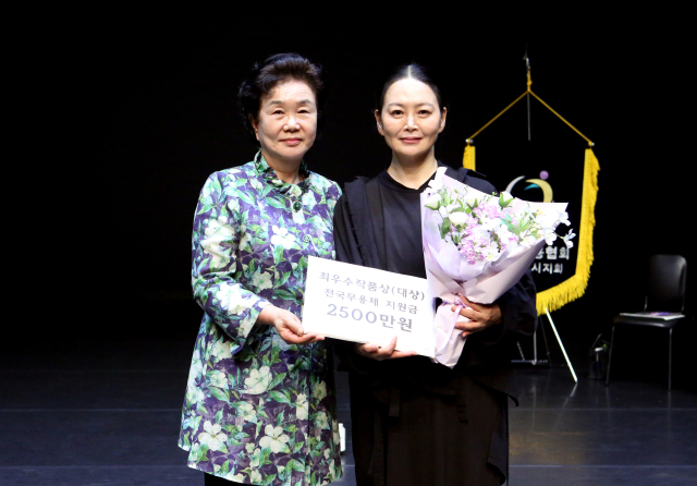 제35회 부산무용제에서 한국춤패 춤·삼경의 ‘굿, 길베’가 대상을 차지했다. 사진은 ‘굿, 길베’를 안무한 춤·삼경의 김미자(오른쪽) 대표와 시상자인 오수연 부산예총 회장. 부산무용협회 제공