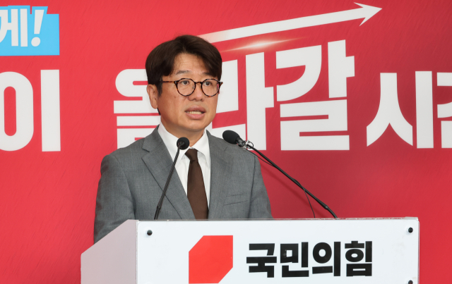 경기도 평택을 국회의원 재선거에 출마한 국민의힘 유의동 후보가 25일 서울 여의도 당사에서 긴급 기자회견을 열고 더불어민주당 김용남 후보의 '대부업' 의혹과 관련 강하게 비판하고 있다. 연합뉴스