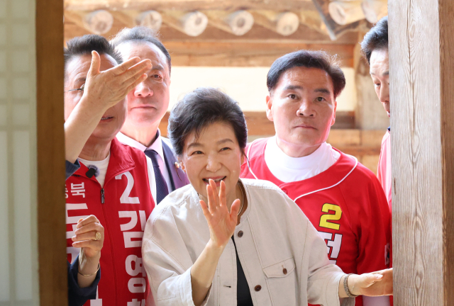 박근혜 전 대통령이 25일 어머니인 고 육영수 여사의 충북 옥천 생가를 방문해 시민들에게 인사하고 있다. 연합뉴스