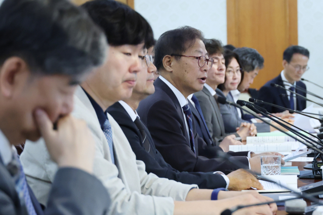 김좌관 국가물관리위원회 민간위원장이 지난 15일 오후 서울 종로구 정부서울청사에서 열린 제18회 국가물관리위원회 회의에서 발언하고 있다. 연합뉴스
