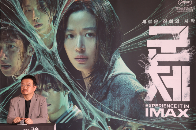 연상호 감독이 20일 서울 용산구 CGV 용산아이파크몰에서 열린 영화 '군체' 언론시사회 및 기자간담회에서 질문을 듣고 있다. 연합뉴스