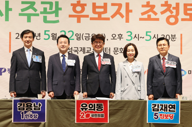 22일 오후 경기 평택시 팽성국제교류센터에서 열린 평택지역신문협의회·평택시 기자단 주최 경기 평택을 국회의원 재보궐선거 후보자 초청토론회에 앞서 후보자들이 기념촬영을 하고 있다. 왼쪽부터 조국혁신당 조국, 더불어민주당 김용남, 국민의힘 유의동, 진보당 김재연, 자유와혁신 황교안 후보. 연합뉴스