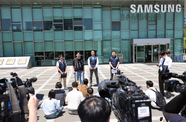 삼성전자 노사 임금협상 잠정합의안 찬반 투표가 시작된 지난 22일 오후 경기 수원시 삼성전자 정문 앞에서 디바이스경험(DX) 부문 직원들이 주축이 된 삼성전자 노동조합 동행(동행노조) 집행부가 잠정합의안 및 찬반투표 참여 범위에 대한 입장을 밝히고 있다. 연합뉴스