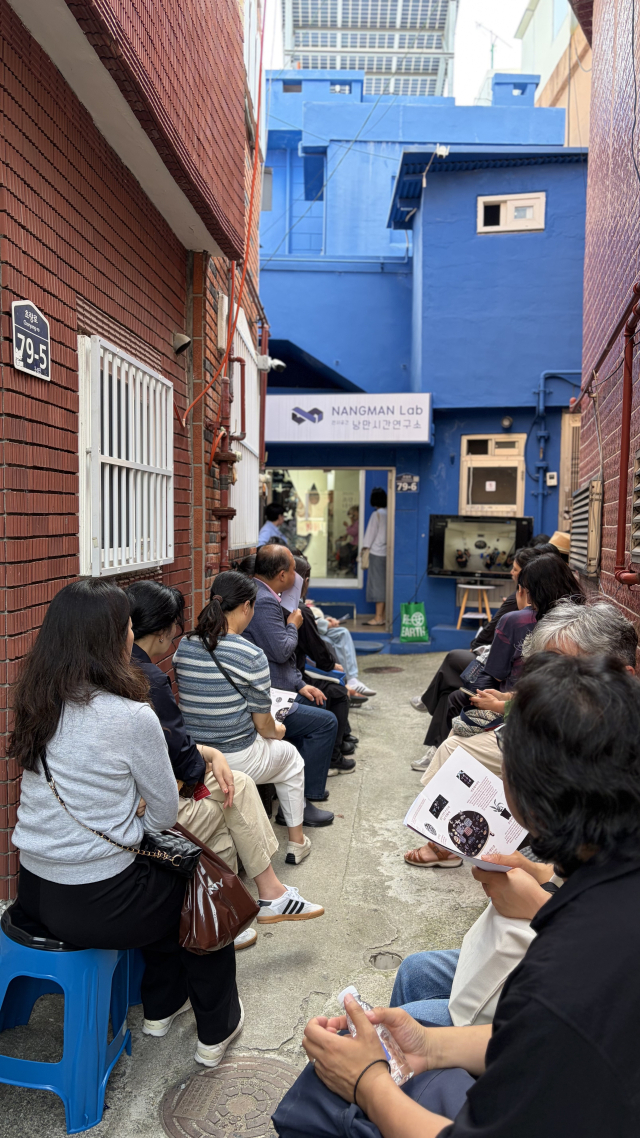 25일 오후 부산 동구 초량동 낭만시간연구소에서 열린 김경화 초대전 ‘초량: 녀성상’과 연계한 작가와의 대화. 김은영 기자 key66@