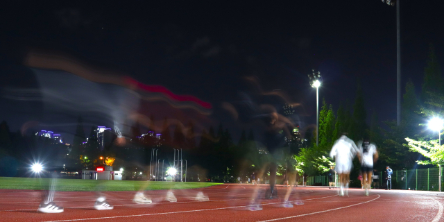 많은 직장인에게 42.195km, 풀코스 마라톤 도전은 언감생심이다. 그러나 당신도 할 수 있다. 집 근처 운동장에서 많은 동료들이 당신의 도전을 기다리고 있다. 경남 창원시 창원종합운동장 보조경기장에서 시민들이 달리기를 하고 있다. 최환석 기자