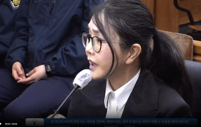 김건희 여사가 지난달 13일 서울 서초구 서울중앙지법 형사합의33부(이진관 부장판사) 심리로 열린 박성재 전 법무부 장관의 내란 중요임무 종사 혐의 사건의 속행 공판에 증인으로 출석해 증언하고 있다. 연합뉴스