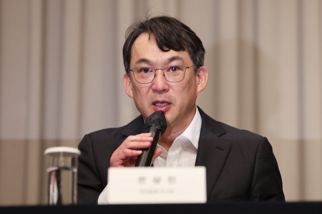 신세계그룹 전상진 경영총괄 부사장이 26일 서울 강남구 조선팰리스 호텔에서 스타벅스 '탱크데이' 논란 관련 내부 진상조사 결과를 발표하고 있다. 연합뉴스
