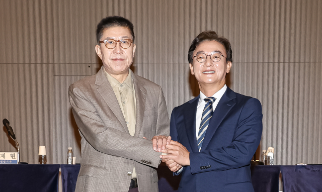 부산일보사와 관훈클럽이 주최한 부산시장 후보 초청 관훈토론회가 26일 부산 해운대구 동서대학교 센텀캠퍼스 컨벤션홀에서 열렸다. 박형준, 전재수 후보가 기념촬영 하고 있다. 김종진 기자 kjj1761@