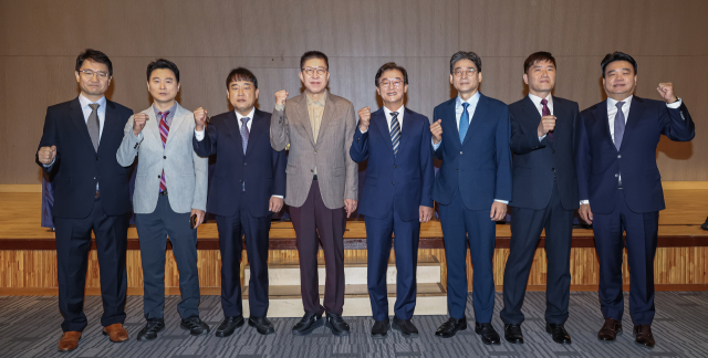부산일보사와 관훈클럽이 주최한 부산시장 후보 초청 관훈토론회가 26일 부산 해운대구 동서대학교 센텀캠퍼스 컨벤션홀에서 열렸다. 박형준, 전재수 후보가 기념촬영 하고 있다. 김종진 기자 kjj1761@
