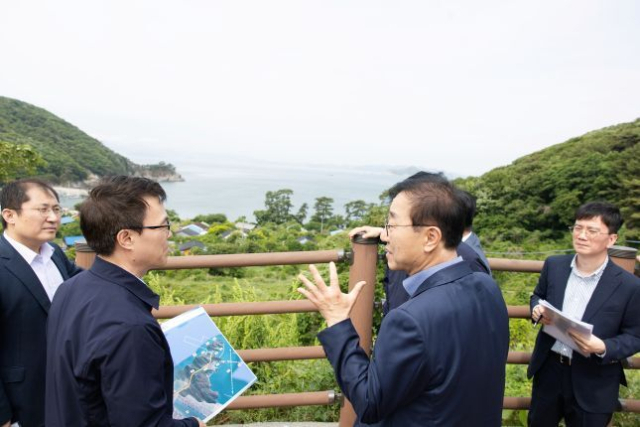 김윤덕 국토교통부 장관은 5월 26일 가덕도신공항 건설 예정지를 찾아 “설계 절차와 하반기 우선시공분 착공이 될 수 있도록 차질 없이 준비하고 어업 보상, 관계기관 인허가 등 주요 행정절차를 속도감 있게 집행해달라”고 당부했다. 국토부 제공