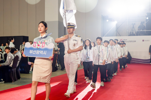 제55회 전국소년체전 개회식에서 신라대학교 항공서비스학과 학생이 기수단으로 참여해 입장하고 있다.