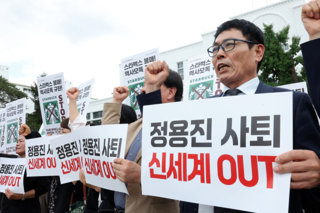 26일 광주 동구 5·18민주광장에서 5·18기념재단과 공법3단체(부상자회·공로자회·유족회) 회원들이 기자회견을 열어 5·18 폄훼 표현으로 물의를 일으킨 스타벅스 코리아와 정용진 신세계그룹 회장을 규탄하고 있다. 연합뉴스