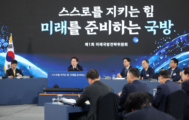 이재명 대통령이 26일 경남 창원시 진해구에서 열린 제1회 미래국방전략위원회에서 참석자 발언을 듣고 있다. 연합뉴스