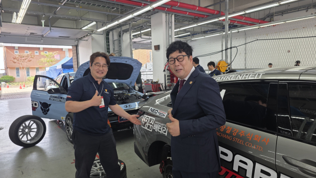 한국엘에프피 황동근(오른쪽) 대표가 지난 24일 전남 영암에서 열린 '2026 오네 슈퍼레이스 챔피언십' 현장에서 자사 배터리를 탑재한 차량을 소개하고 있다. 한국엘에프피 제공
