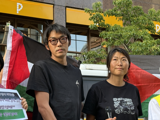 이스라엘에서 석방돼 22일 귀국한 김동현(왼쪽), 김아현 활동가. 연합뉴스