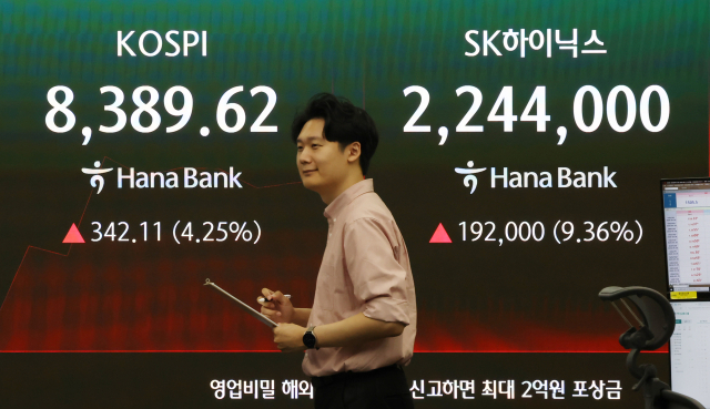 27일 서울 중구 하나은행 딜링룸 현황판에 코스피 및 SK하이닉스 주가 등이 표시되고 있다. 이날 오전 9시 2분 현재 코스피는 전날보다 400.18포인트(4.97%) 오른 8,447.69다. 연합뉴스