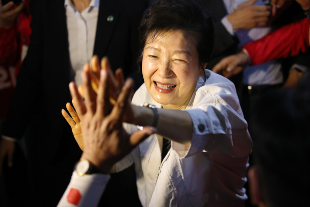 박근혜 전 대통령이 25일 대전 서구 이장우 국민의힘 대전시장 후보 선거사무소를 방문하고 있다. 연합뉴스