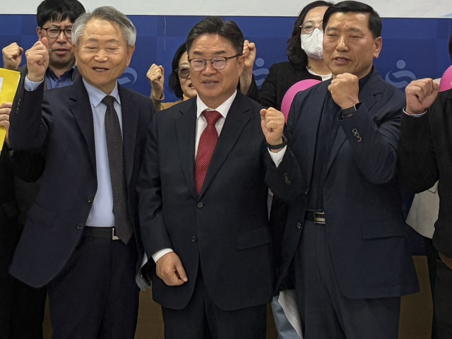 지지자들과 환호하고 있는 경남교육감 권순기(가운데) 후보. 이재희 기자