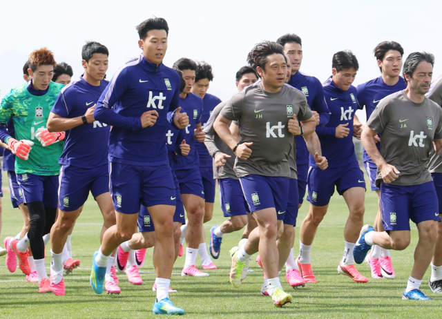 26일(현지시간) 오후 미국 유타주 헤리먼에 위치한 자이언스뱅크 트레이닝센터에서 축구 국가대표팀 손흥민과 황희찬, 조규성 등 선수들이 훈련을 하고 있다. 연합뉴스