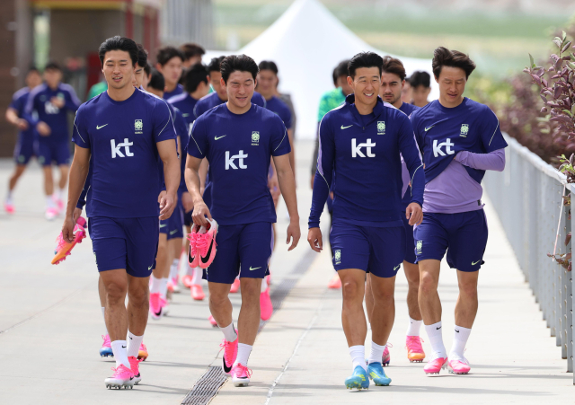 26일(현지시간) 오후 미국 유타주 헤리먼에 위치한 자이언스뱅크 트레이닝센터에서 축구 국가대표팀 손흥민 등 선수들이 훈련을 위해 이동하고 있다. 연합뉴스