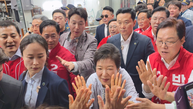 박근혜 전 대통령이 지지자들과 하이파이브를 하며 인사를 나누고 있다. 김현우 기자