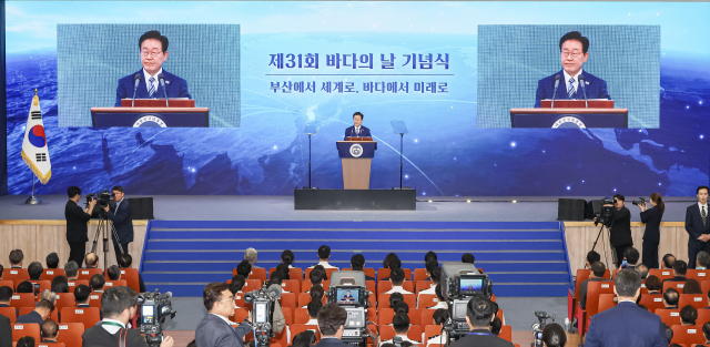 이재명 대통령이 27일 부산 영도구에서 열린 제31회 바다의 날 기념식에서 기념사를 하고 있다. 김종진 기자 kjj1761@