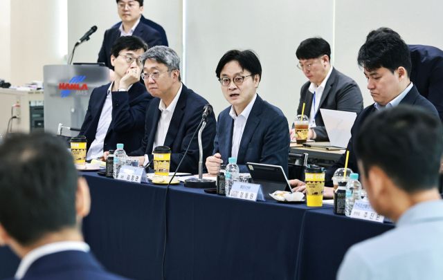 김정관 산업통상부 장관이 27일 부산 강서구 한라IMS 회의실에서 조선기자재 및 중소조선 업계 간담회를 주재하고 있다. 산업부 제공