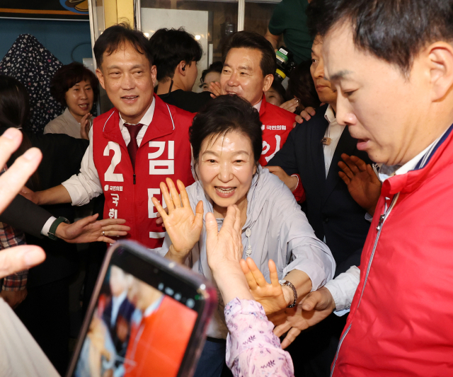 박근혜 전 대통령이 27일 울산시 남구 신정시장을 방문해 시민과 인사하고 있다. 연합뉴스