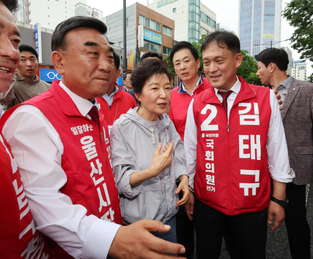 박근혜 전 대통령이 27일 울산시 남구 신정시장 방문을 마친 후 취재진 질문에 답하고 있다. 박 전 대통령은 국민의힘 김두겸 울산시장 후보, 김태규 울산 남구갑 국회의원 후보 등에 대한 지지를 부탁했다. 연합뉴스