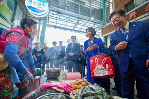 자갈치 찍고, 영도까지…접전지 부산서 이틀 보낸 대통령
