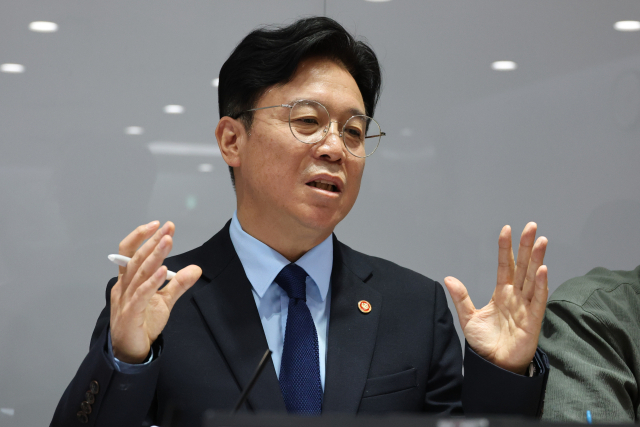 김영훈 고용노동부 장관이 27일 정부세종청사 고용노동부 기자실에서 열린 출입기자단 차담회에서 국민주권정부 1년간 이룬 성과와 삼성전자 노사문제 등 노동 현안에 대해 발언하고 있다. 연합뉴스