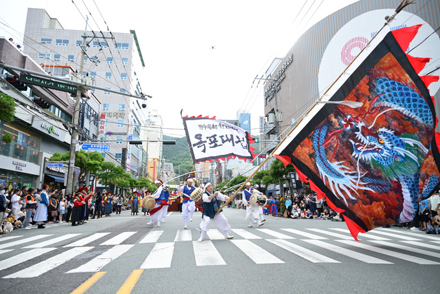 임진왜란 당시 조선의 첫 승전을 기념하는 제64회 거제옥포대첩축제가 ‘일자진을 펼쳐라! 진형’을 주제로 6월 12일부터 14일까지 3일간 옥포수변공원 일원에서 열린다. 사진은 지난해 축제 승전행차 모습. 거제시 제공