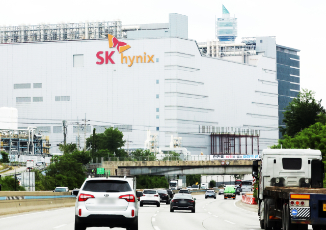 SK하이닉스의 시가총액이 지난 27일 사상 처음으로 '1조 달러'를 돌파했다. 국내에선 삼성전자에 이어 두 번째, 아시아에선 TSMC와 삼성전자에 이어 세 번째다. 경기도 이천시 SK하이닉스 본사 모습. 연합뉴스