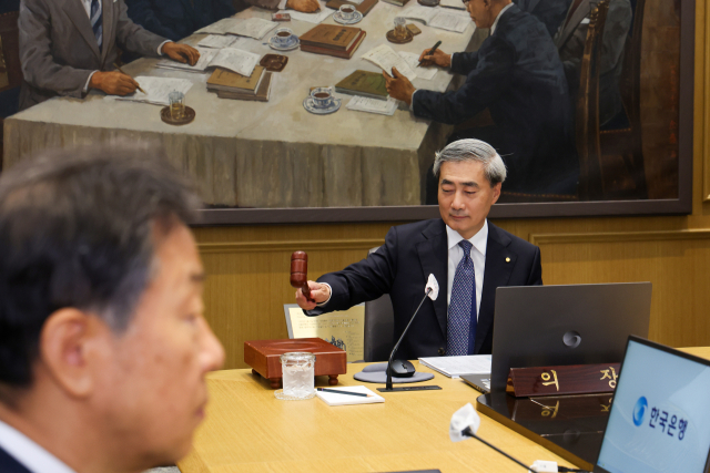 신현송 한국은행 총재가 28일 서울 중구 한국은행에서 열린 금융통화위원회 본회의에 참석해 의사봉을 두드리고 있다. 연합뉴스
