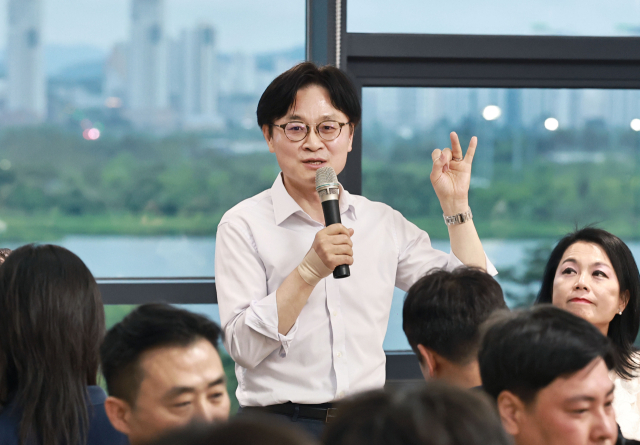 김정관 산업통상부 장관이 지난 27일 출입기자단 만찬 간담회에서 발언하고 있다. 산업부 제공