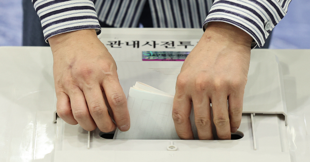 제9회 전국동시지방선거 사전투표 첫날인 29일 대구 북구 시민체육관에 마련된 사전투표소에서 유권자가 투표하고 있다. 연합뉴스