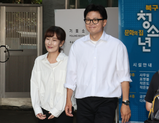 무소속 한동훈 부산 북갑 국회의원 보궐선거 후보가 29일 오전 부산 북구 만덕2동 행정복지센터에 마련된 사전투표소에서 투표한 뒤 아내 진은정 변호사와 나오고 있다. 정대현 기자 jhyun@