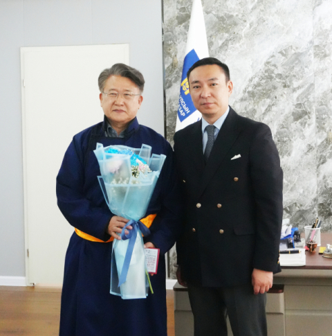 (왼쪽)부산대 주기재 명예교수.(부산대 제공)