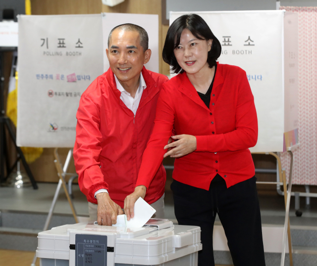 국민의힘 박민식 부산 북갑 국회의원 보궐선거 후보와 아내 배정혜씨가 29일 부산 북구 만덕2동 행정복지센터에 마련된 사전투표소에서 투표를 하고 있다. 정대현 기자 jhyun@