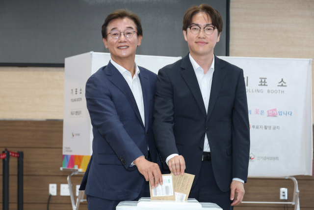 더불어민주당 전재수 부산시장 후보와 하정우 북갑 국회의원 보궐선거 후보가 29일 부산 북구 덕천2동 행정복지센터에 마련된 사전투표소에서 투표를 하고 있다. 연합뉴스