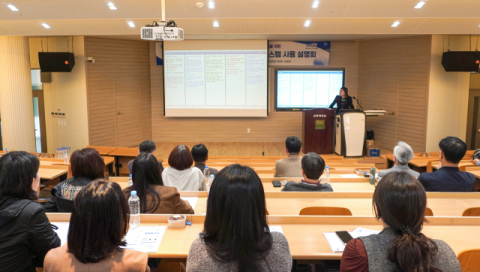 신라대 관계자 및 학생들이 AI 통번역시스템 사용 설명을 듣고 있다.
