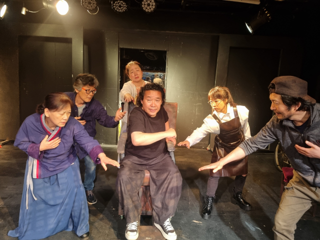 ‘오호, 통재라! 나는 죽는다’ 공연 연습 사진. 극단 부두연극단 제공