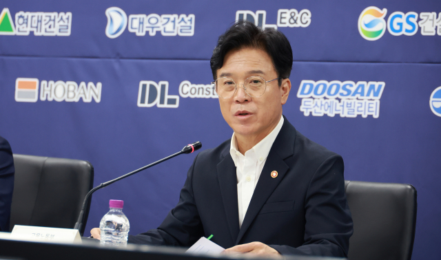 김영훈 고용노동부 장관이 29일 서울 중구 직업능력심사평가원에서 폭염 대비 온열질환 예방을 위해 시공순위 상위 20대 건설사 대표이사들과 간담회를 하고 있다. 연합뉴스