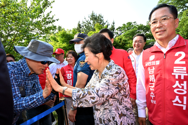박 전 대통령이 충렬사 앞에 모인 수십 명의 남해 군민 및 지지자들과 직접 만나 인사를 나누고 있다. 독자 제공