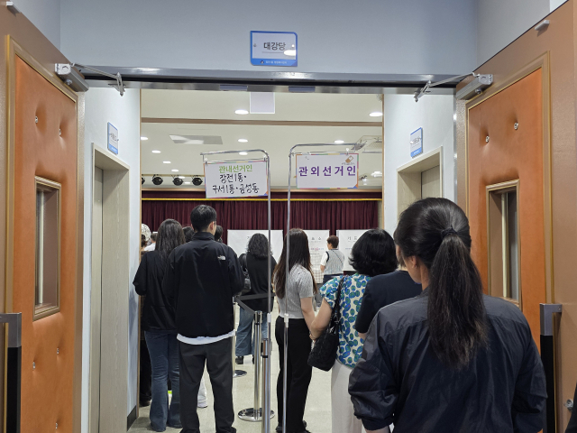 6·3 지방선거 사전투표일인 29일 부산 금정구 장전1동 행정복지센터에 마련된 사전투표소에 시민들이 투표를 하기 위해 줄지어 서 있다. 김재량 기자 ryang@