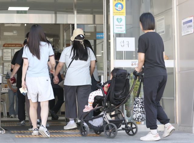 6·3 지방선거 및 국회의원 재·보궐선거 사전투표 둘째 날인 30일 오전 유권자들이 울산 울주군 국민체육센터에 마련된 범서읍 사전투표소로 들어가고 있다. 연합뉴스