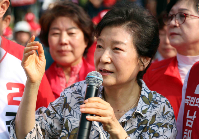 박근혜 전 대통령이 지난 29일 경남 남해군 남해충렬사 일대에서 국민의힘 후보 지지를 호소하고 있다. 연합뉴스