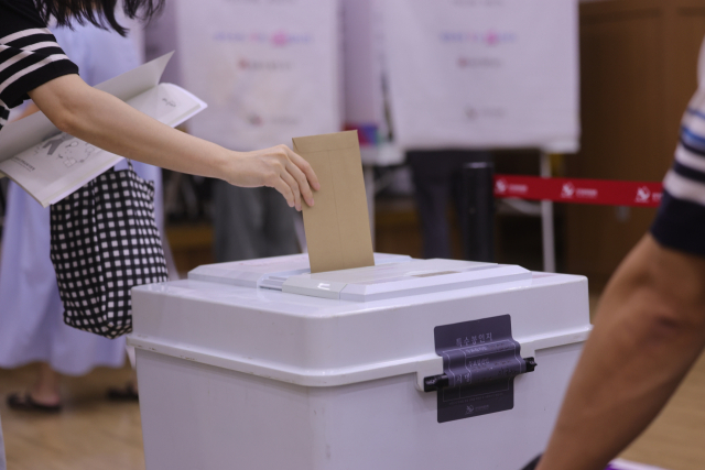 제9회 전국동시지방선거 사전투표 둘째 날인 30일 오후 경남 창원시 성산구 경남연구원에 마련된 사전투표소에서 한 유권자가 투표하고 있다. 연합뉴스